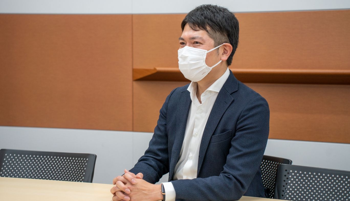 au 5Gエリアができるまでの工程を説明するKDDI社員