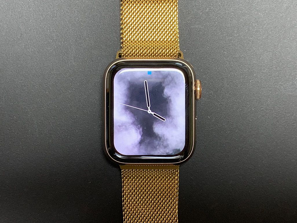ゴールドのベルトのApple Watch Series 4