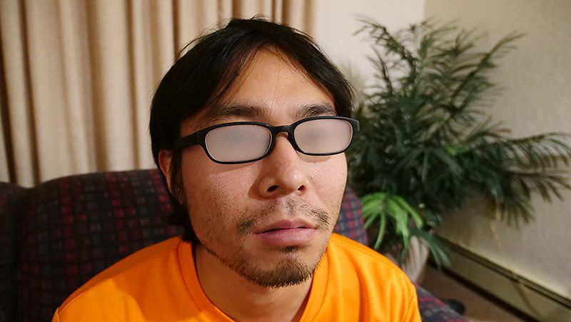 温度差で地主のメガネが曇っている様子