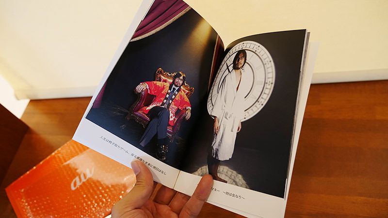 出来上がったフォトブックのページを開いている様子