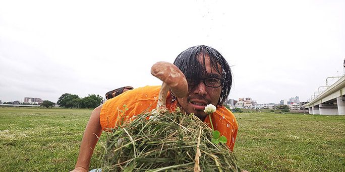 キノコの前でびしょ濡れになるライター地主