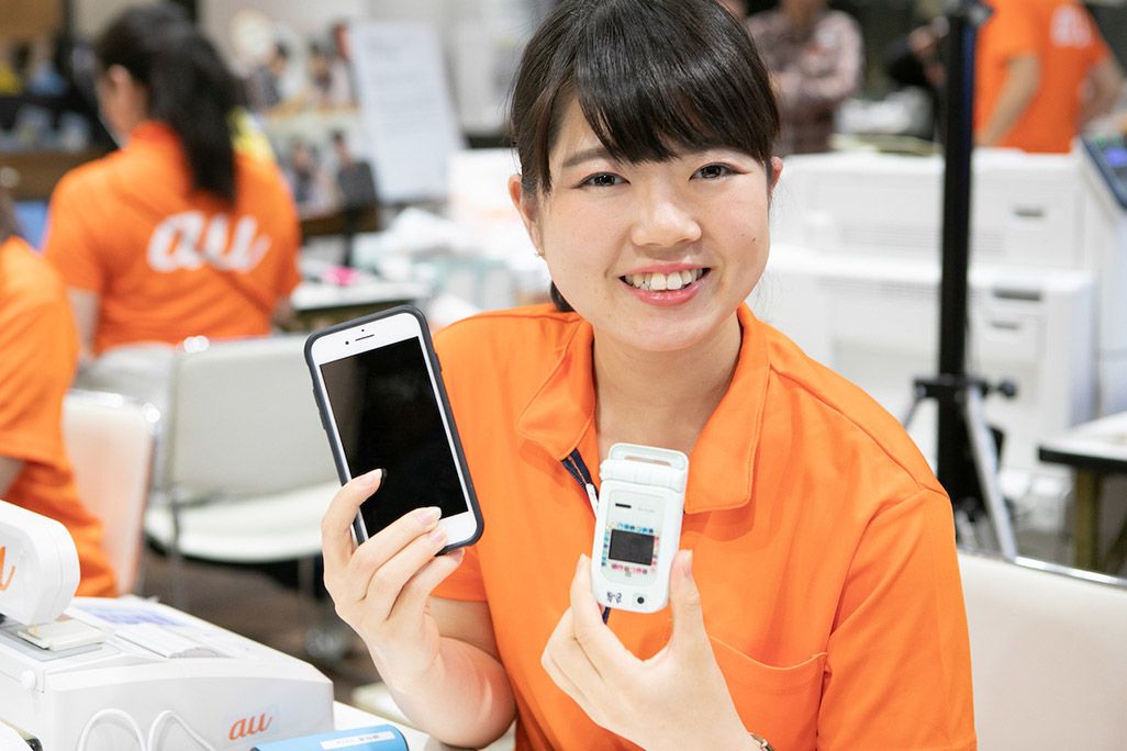 「おもいでケータイ再起動」でデータを移行するスタッフ