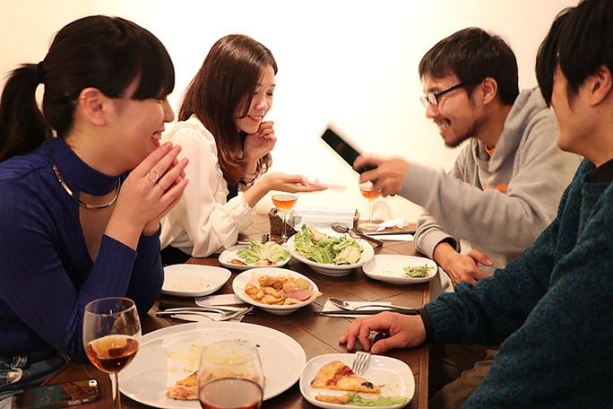 ガラホを使って合コンでモテるか検証する地主恵亮