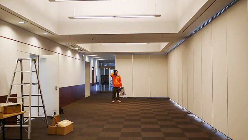 会場の広さに戸惑う地主