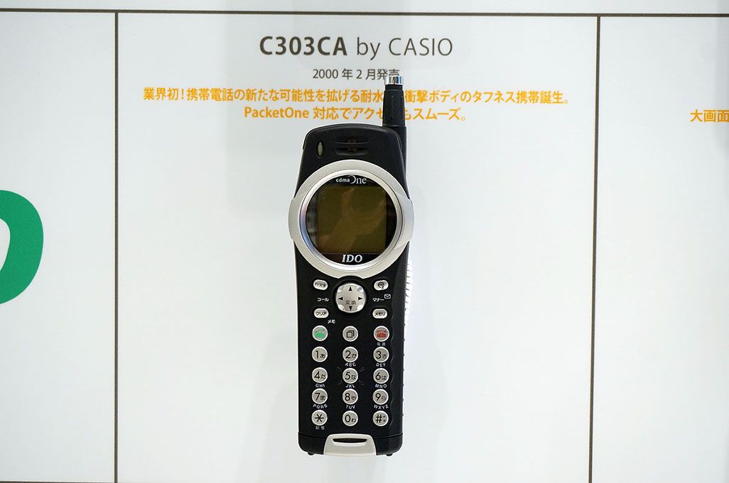 C303CA(2016年、au SHINJUKUでのイベントで展示されていたもの)