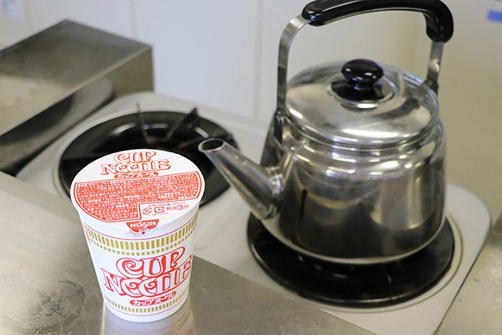 台所に置かれたカップラーメンとやかん