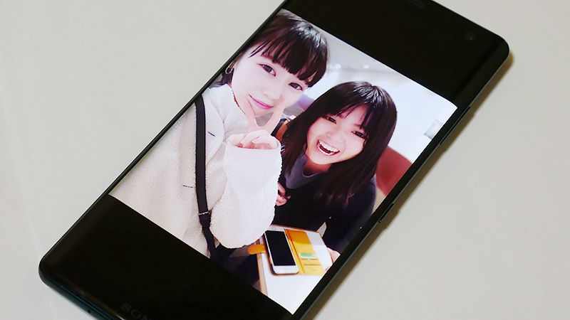 自撮りをした女性2人の写真