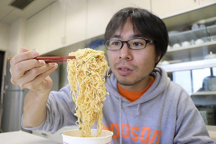 まだ硬そうな麺を箸ですくうライターの地主