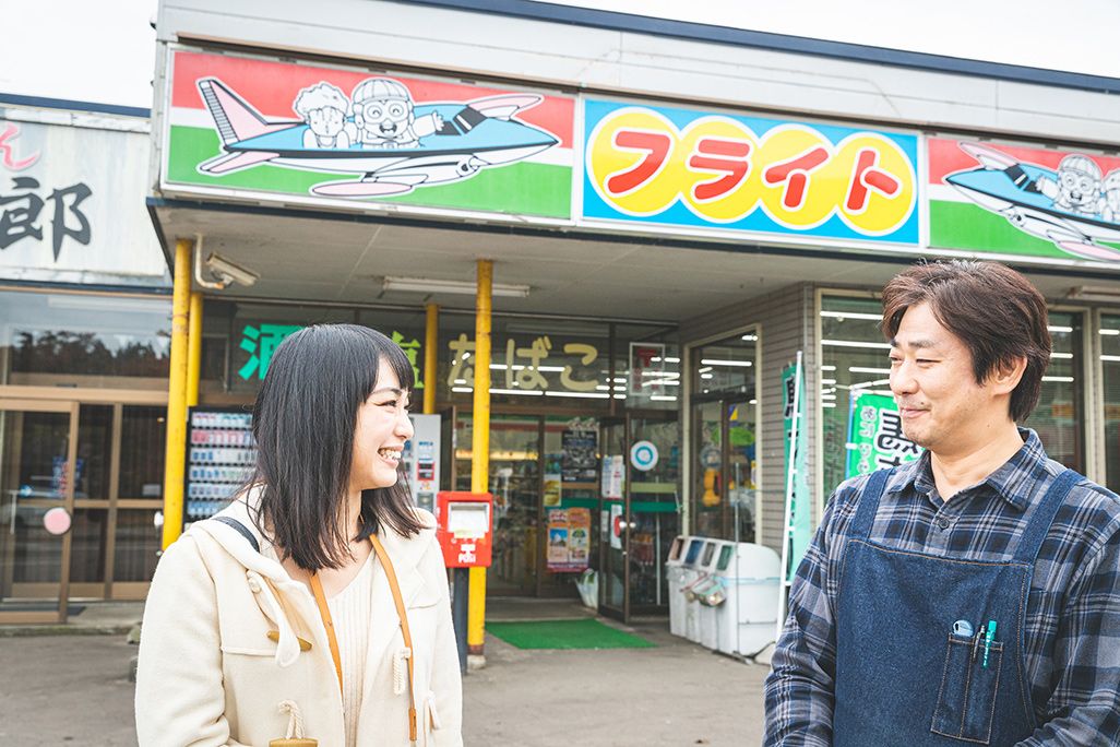 コンビニ「フライト」の店長と伊藤桃