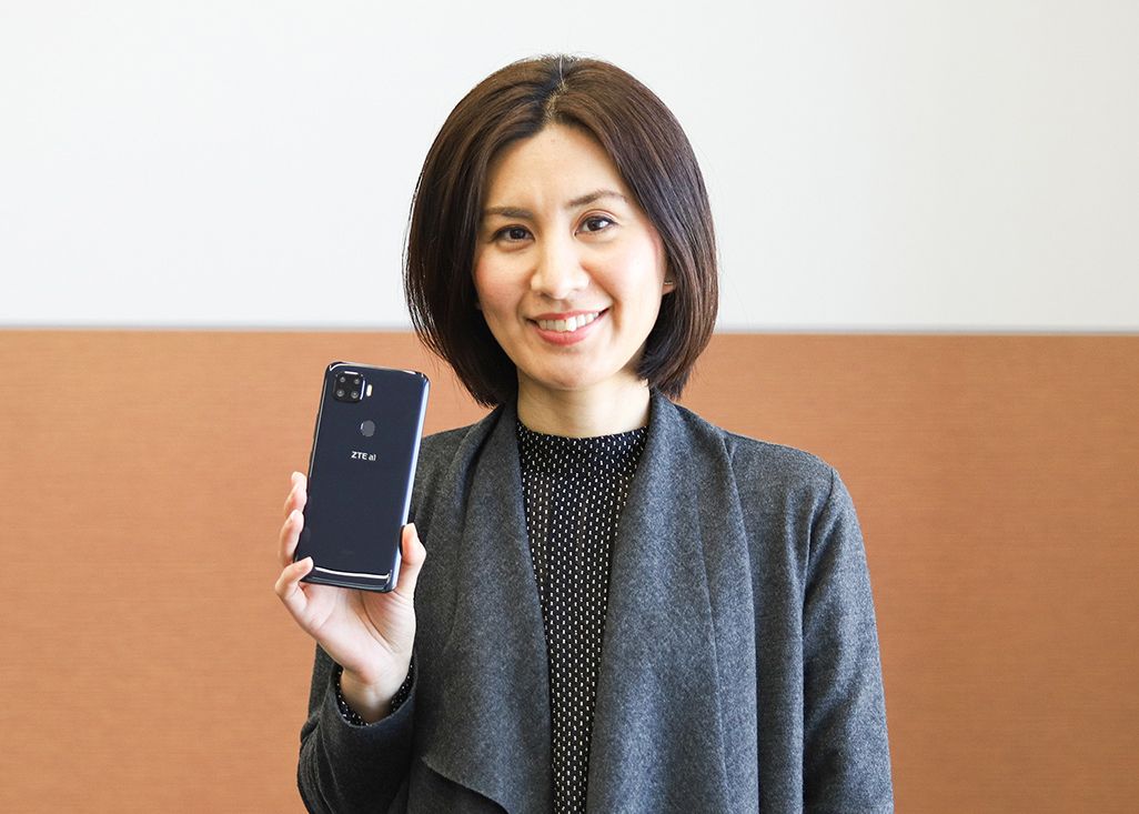 「ZTE a1」を手にしたauのプロダクト担当
