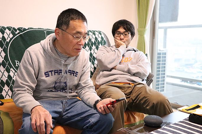 通話を終了する父とそれを見つめる地主