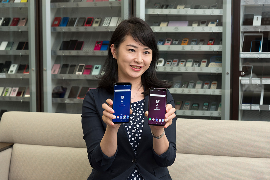 Galaxy S9とGalaxy S9+を手にするKDDI広報担当