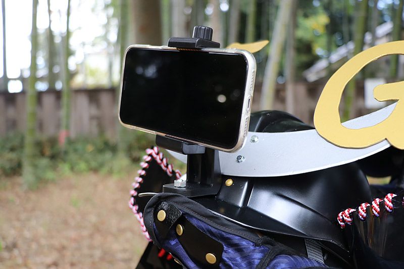 兜スマホケースのスマートフォンを横にした様子
