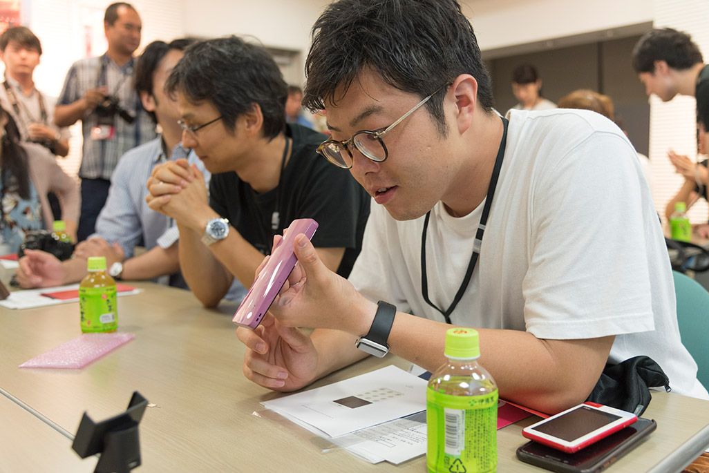INFOBAR xvに触れる男性