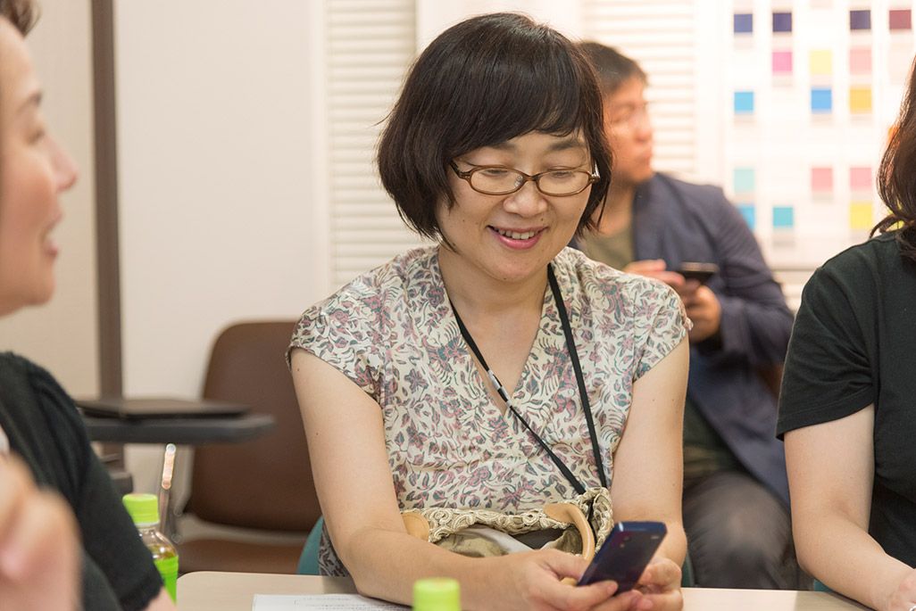 INFOBAR xvに触れる女性