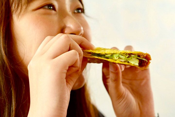 タコスを食べる女性