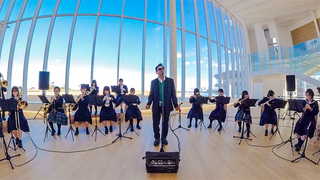 音のVRで演奏する渡辺俊美さんと学生たち