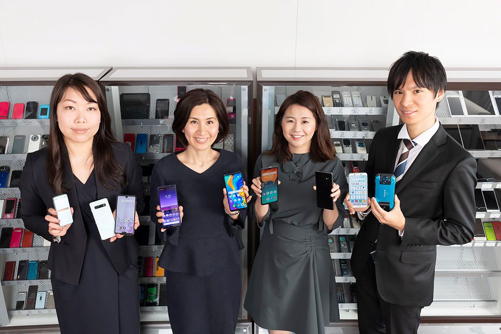 auの新モデル担当者たち。広報担当の荒 万里子(左)と原田俊廷(右)、プロダクト担当の佐藤麻記(左中)と池ナギョン(右中)