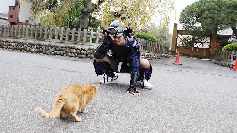 猫に向かってインカメラを向ける地主