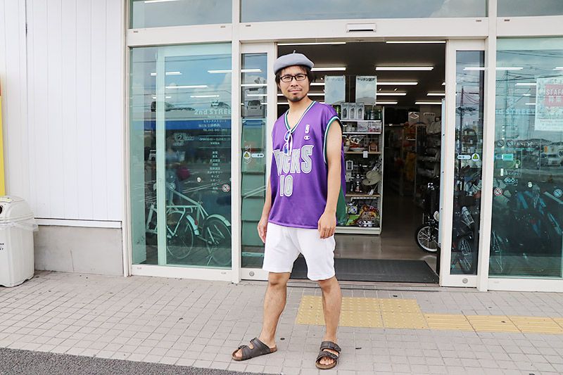 2nd Street三郷店の前で、購入した服を着た地主恵亮