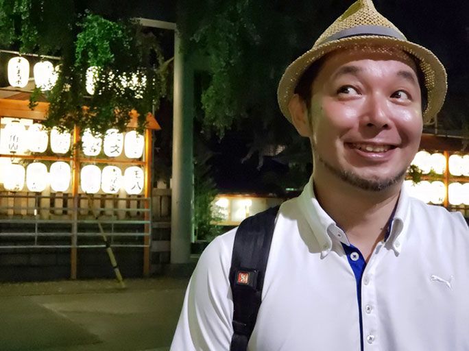 Galaxy S9+で夜の波除神社前で撮影したポートレート