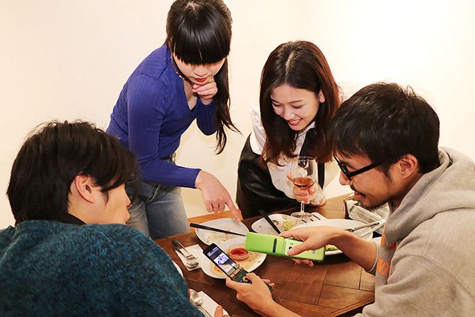 ガラホを使って合コンでモテるか検証する地主恵亮
