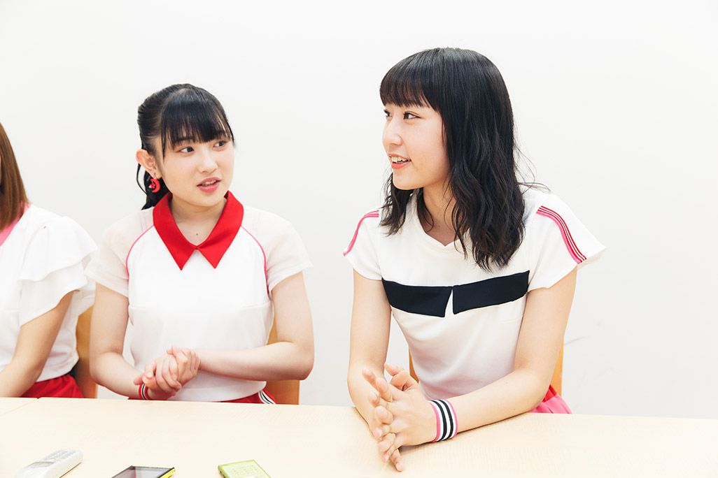 スマホを使った動画編集について語るJuice=Juice段原瑠々と感心する梁川奈々美