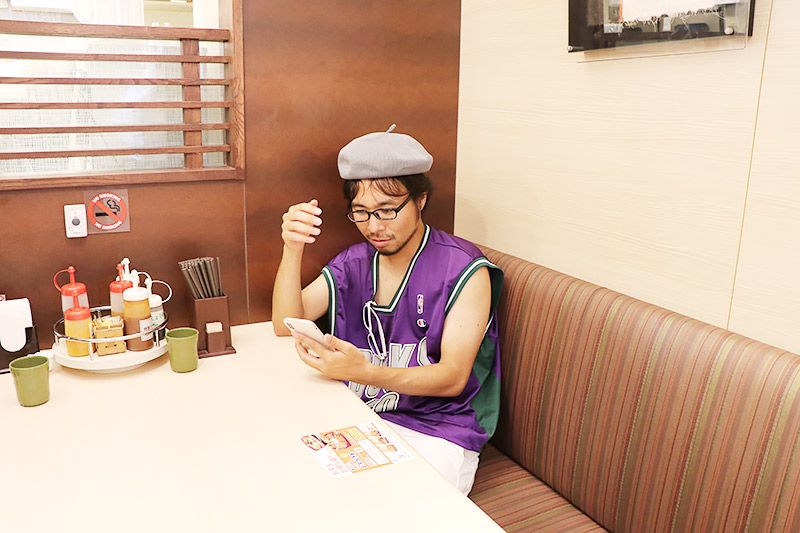 松乃家北小金店でスマホを眺める地主恵亮