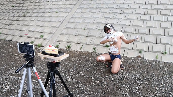 ケーキに飛び込んで戯れているトリック動画の撮影方法