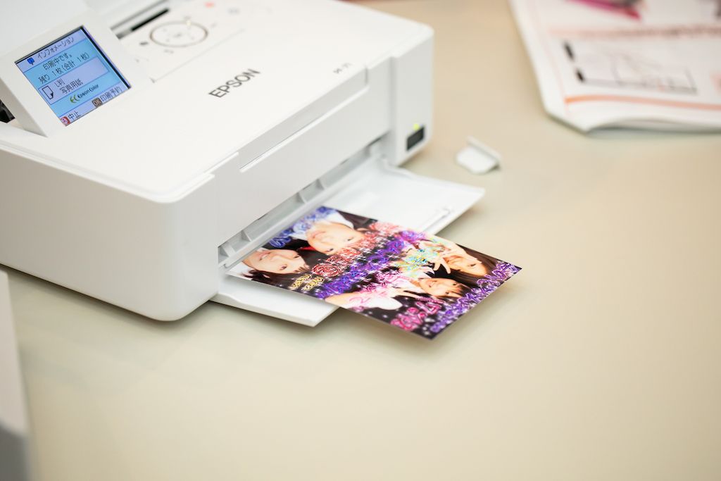 イベントでは再起動したケータイからお気に入りの1枚をプリントアウトし、オリジナルフレームとともにプレゼント