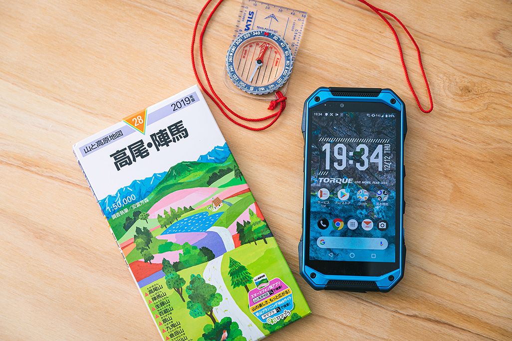 スマートフォンと紙の地図とコンパス