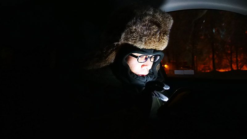 クルマで夜出かける地主