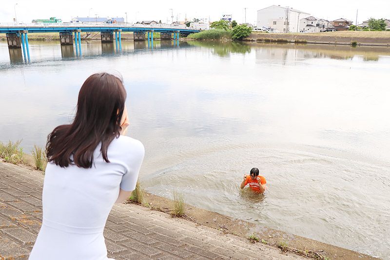 中川の土手で水切りをして川に落ちた地主恵亮と、それを見守る鶴あいか