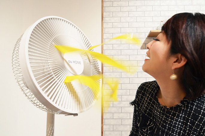 扇風機の風にあたるHiNT! レポーター