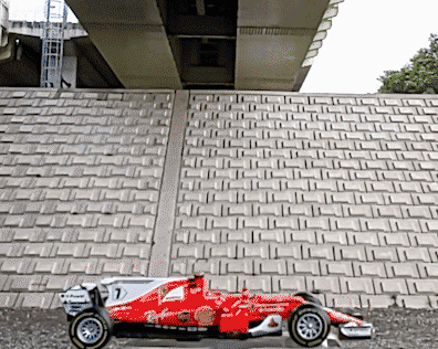 F1ドライバーになりきる地主の本当はミニカーのトリックGIF