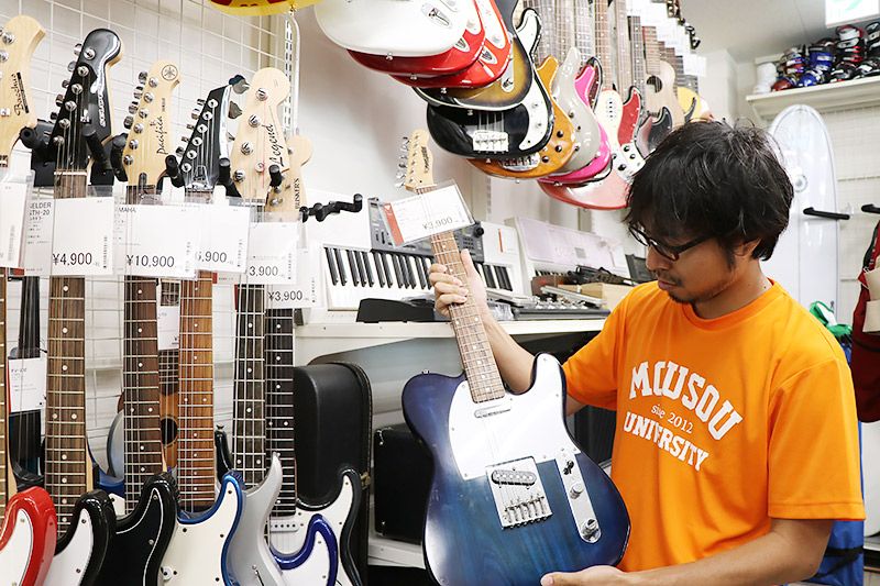 2nd Street三郷店でギターを手に持つ地主恵亮