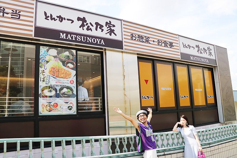 松乃家北小金店の前に立つ鶴あいかと地主恵亮