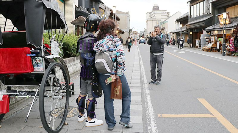 外国人観光客に写真をお願いされる地主