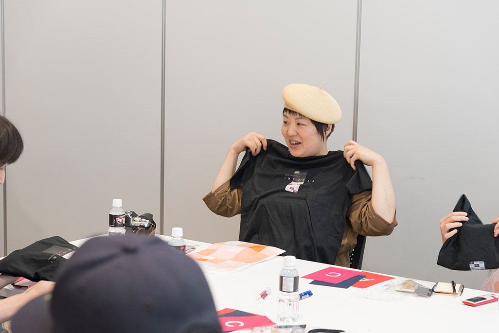 INFOBARファンミーティング新宿でのお土産のTシャツとピンズ
