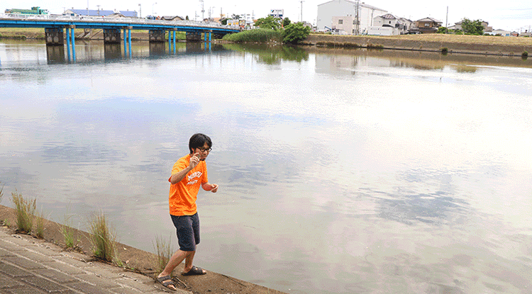 中川の土手で水切りをして川に落ちる地主恵亮