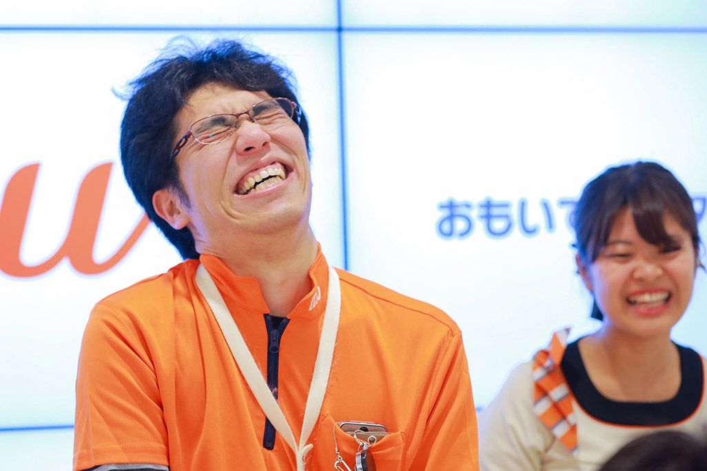 お客さんのおもいでを聞き、感極まる男性スタッフ
