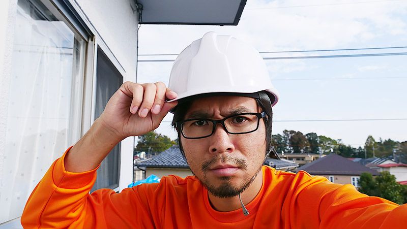 へルメットを被る地主