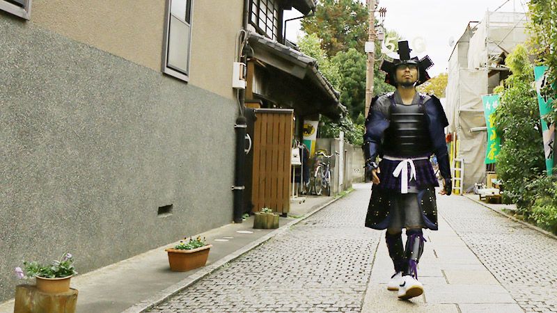 兜スマホケースと甲冑を装備して街を練り歩く地主