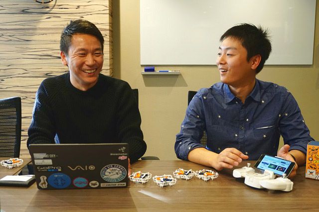 株式会社ORSO ドローン事業推進部の中島有一朗さん(左)とドローンパイロットの高宮悠太郎さん(右)