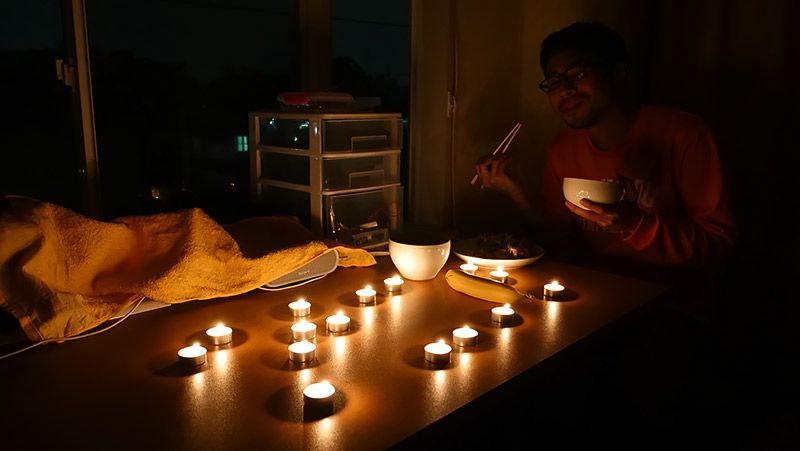 ろうそくを見ながら食事をする地主