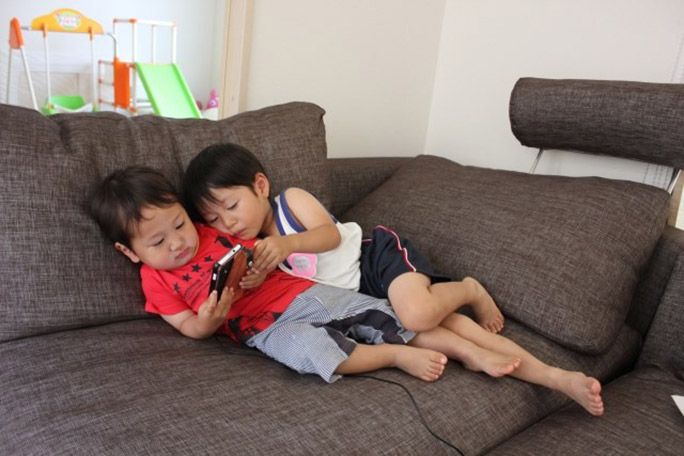 スマホで遊ぶ子ども