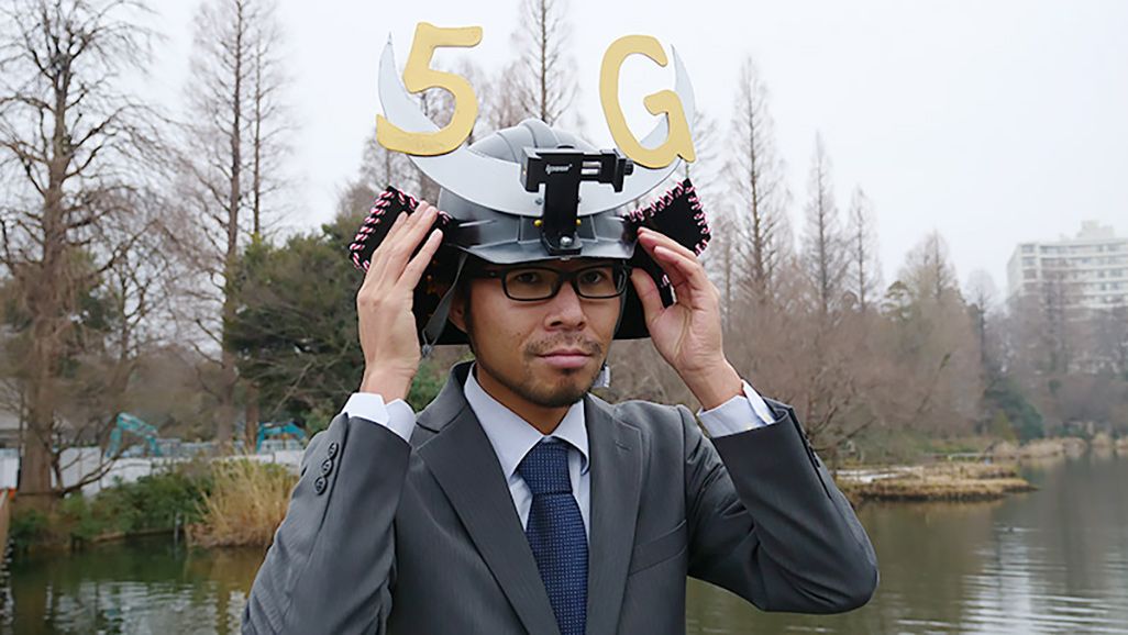 兜を脱ごうと手をかけた地主