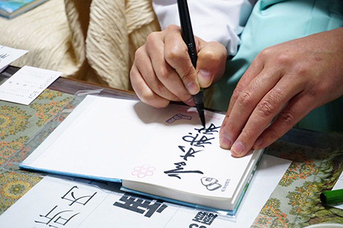 続々と運ばれてくる御朱印帳を書かれる田中さん