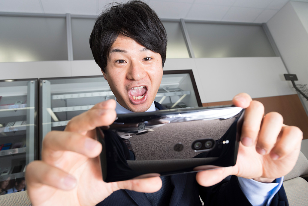 Xperia XZ2 Premiumのダイナミックバイブレーションシステムに驚くKDDI広報担当