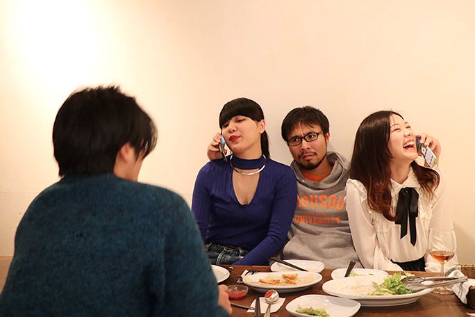 ガラホを使って合コンでモテるか検証する地主恵亮